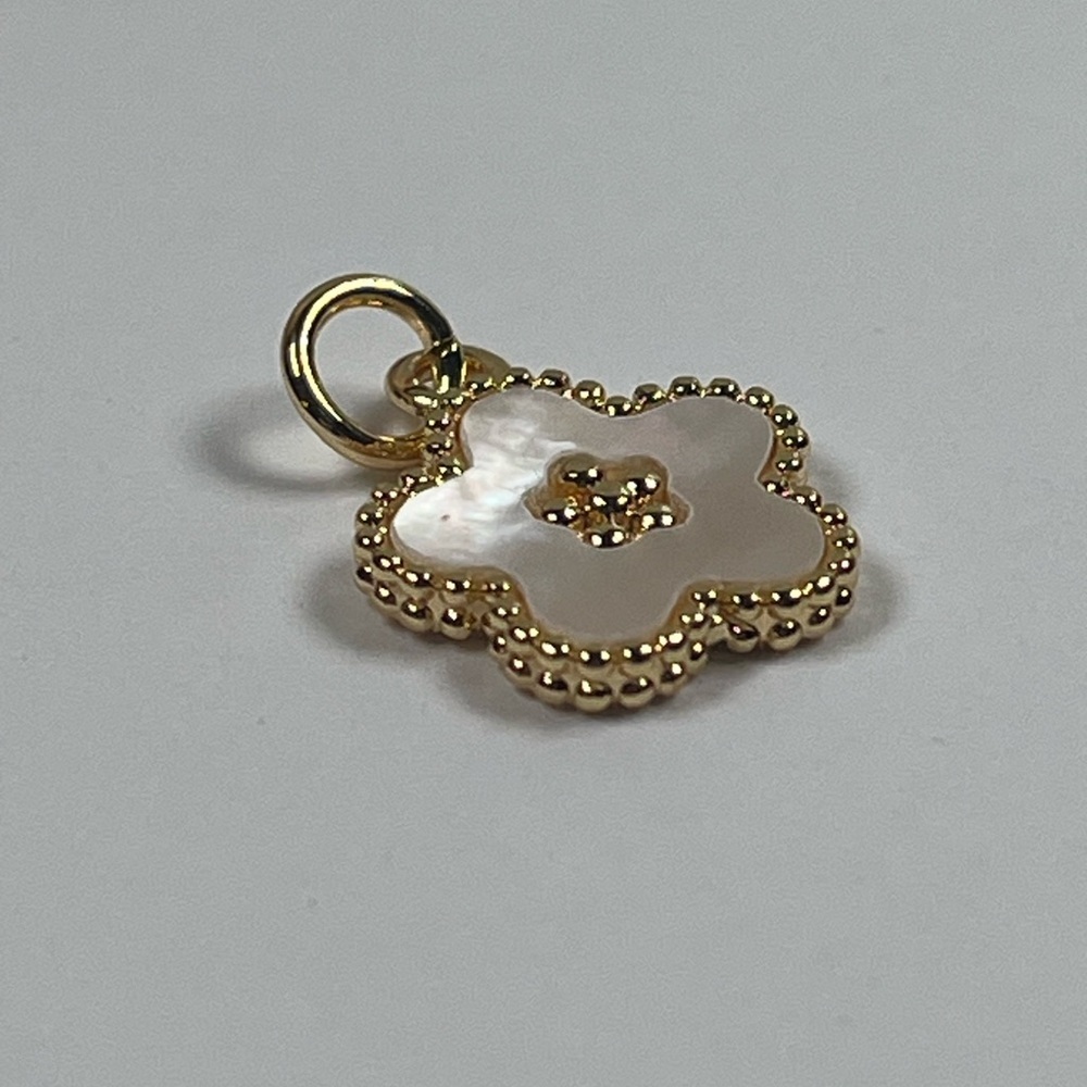 18 K Plated Mother of Pearl Floral Clover Pendant - Picture 6 of 7
